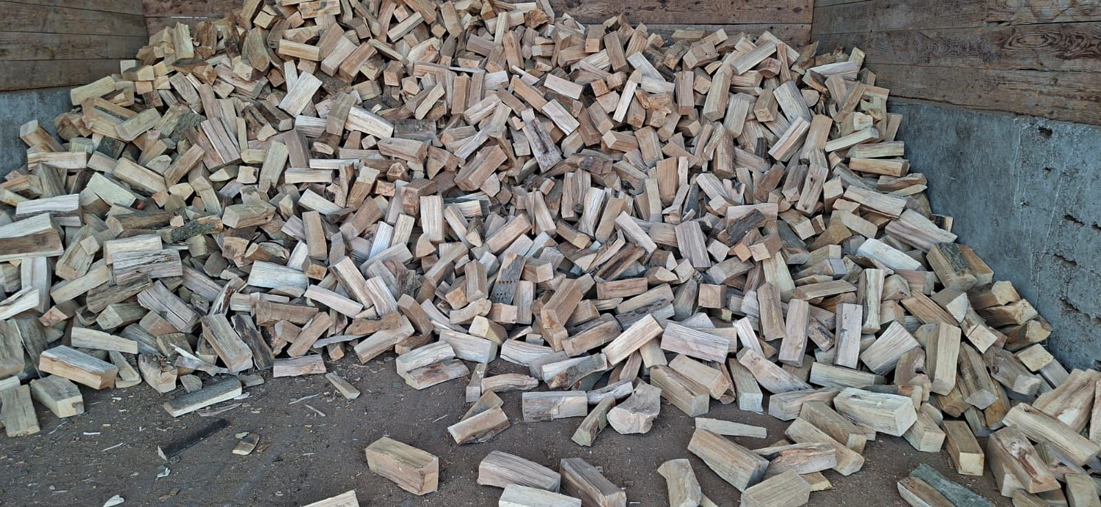 Stammholz-Abschnitte aus Buche und Eiche als günstiges Brennholz im Raum Kassel und Göttingen